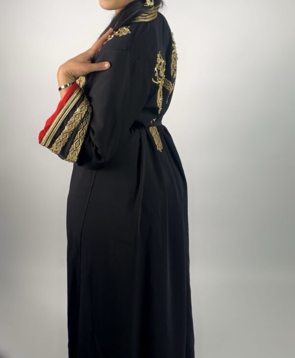 Caftan Noir Perlé – Élégance Sombre & Détails Précieux – Image 2