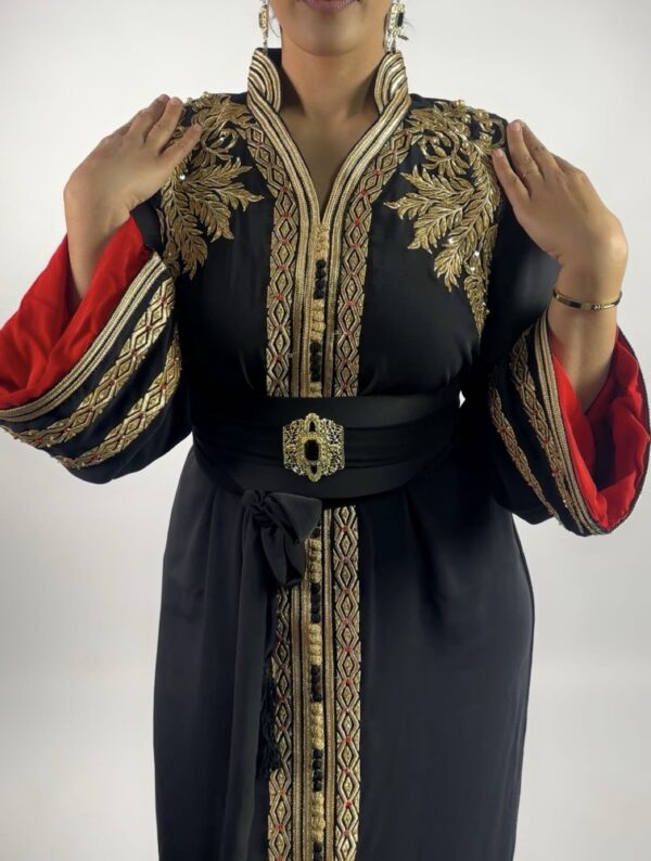 Caftan Noir Perlé – Élégance Sombre & Détails Précieux
