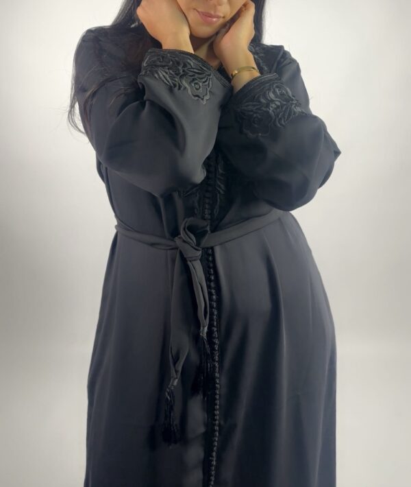 Caftan Noir – L’Art de la Simplicité – Image 3