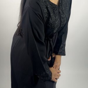 Caftan Noir – L’Art de la Simplicité