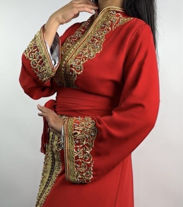 Caftan Rouge Élégant à Col Mao – Image 2
