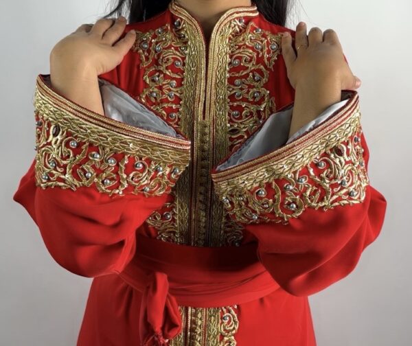 Caftan Rouge Élégant à Col Mao – Image 3