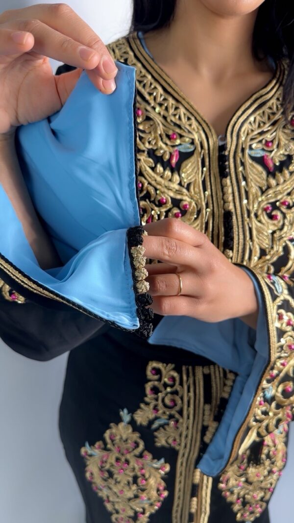Caftan marocain noir brodé – Élégance intemporelle. – Image 2