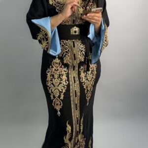 Caftan marocain noir brodé – Élégance intemporelle.