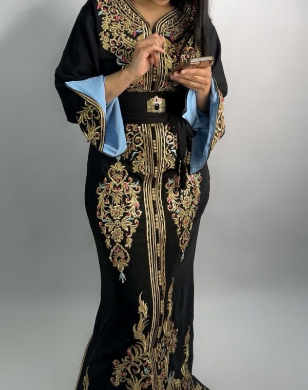 Caftan marocain noir brodé – Élégance intemporelle.