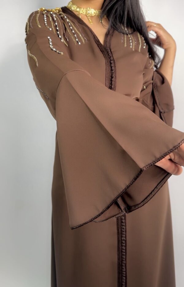 Caftan Élégance Marron en Crêpe – Broderie Perles & Strass – Image 2
