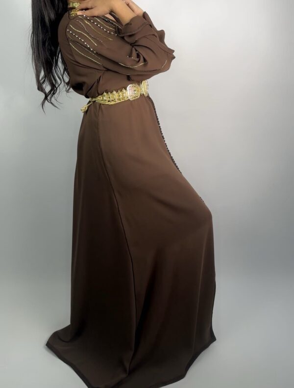 Caftan Élégance Marron en Crêpe – Broderie Perles & Strass – Image 3