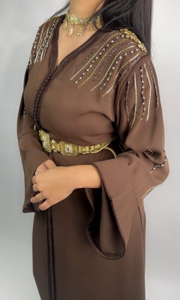 Caftan Élégance Marron en Crêpe – Broderie Perles & Strass